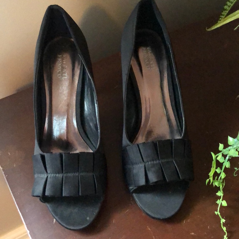 Ladies black pumps